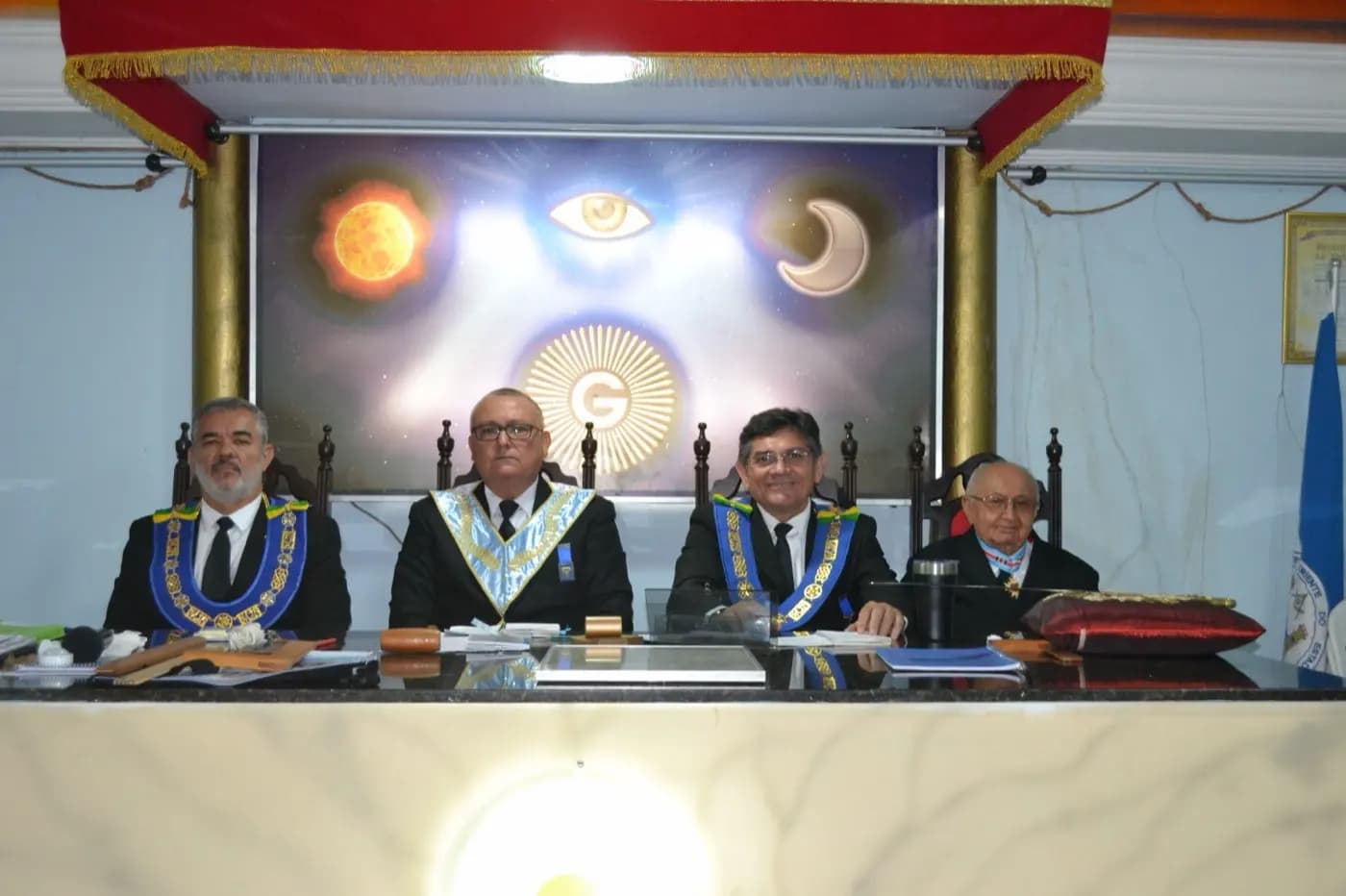 Registro fotográfico: SESSÃO MAGNA DE INSTALAÇÃO E POSSE DE VENERÁVEL MESTRE E DIRETORIA DA ARLS MANOEL REGINALDO DA ROCHA, Nº 2.439, ORIENTE DE PAU DOS FERROS/RN