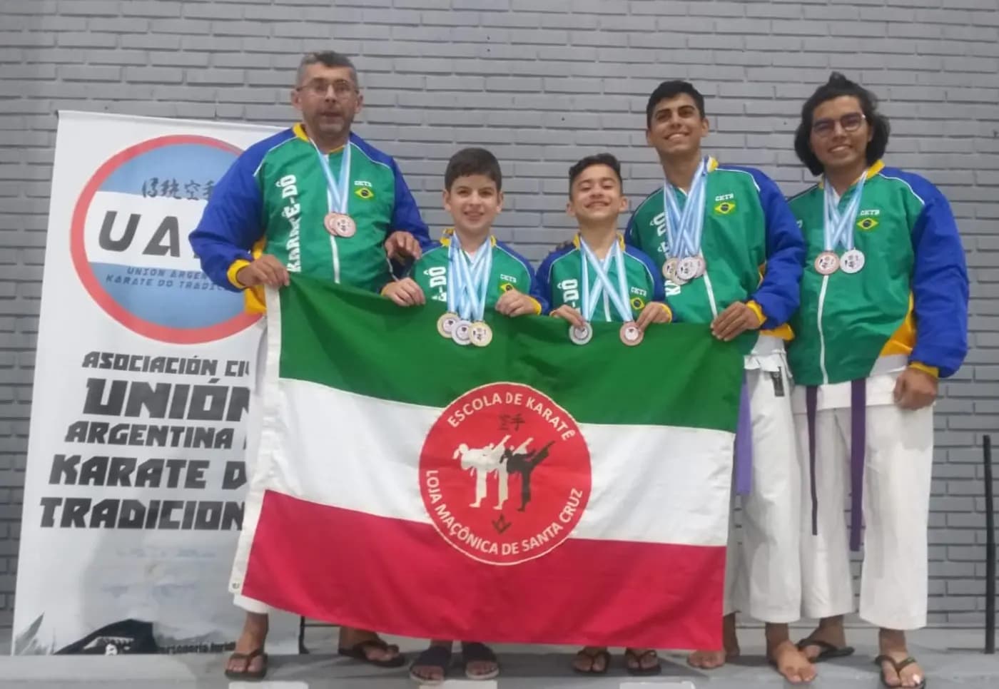 Registro fotográfico: ATLETAS ALUNOS DA ESCOLA DE KARATÊ DA LOJA MAÇÔNICA UNIÃO E TRABALHO IV, Nº 1.838, ORIENTE DE SANTA CRUZ/RN, SÃO MEDALHISTAS EM CAMPEONATO PAN-AMERICANO