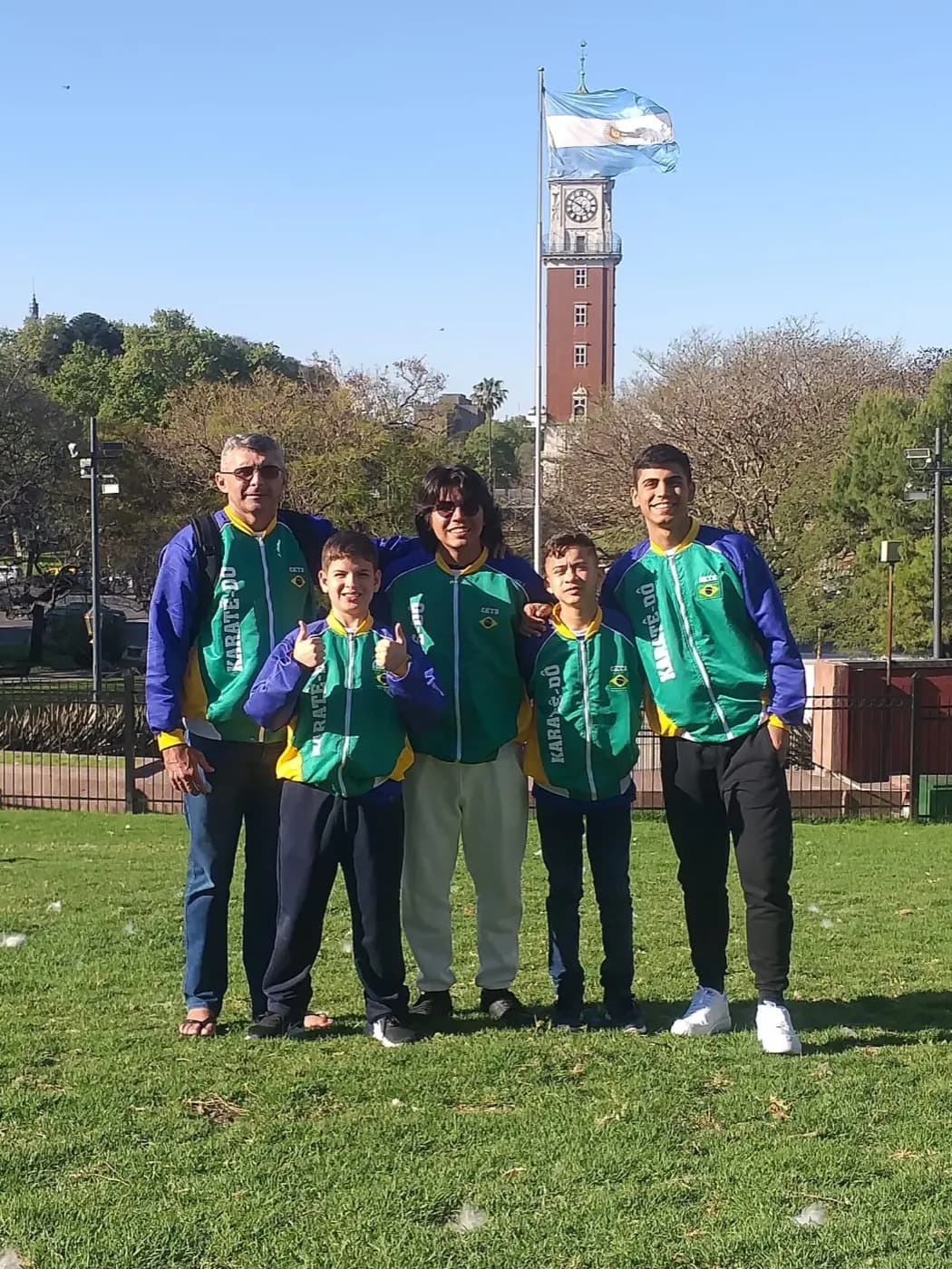 Registro fotográfico: ATLETAS ALUNOS DA ESCOLA DE KARATÊ DA LOJA MAÇÔNICA UNIÃO E TRABALHO IV, Nº 1.838, ORIENTE DE SANTA CRUZ/RN, SÃO MEDALHISTAS EM CAMPEONATO PAN-AMERICANO