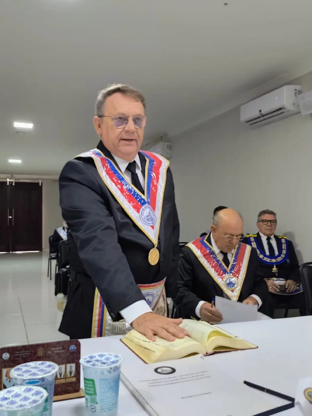 Registro fotográfico: PARTICIPAÇÃO DO GRÃO-MESTRE E DO GRÃO-MESTRE ADJUNTO DO GOB/RN NA PRIMEIRA REUNIÃO ORDINÁRIA DE 2024, DA PODERORA ASSEMBLEIA ESTADUAL LEGISLATIVA DO ESTADO DO RIO GRANDE DO NORTE (PAEL/RN).