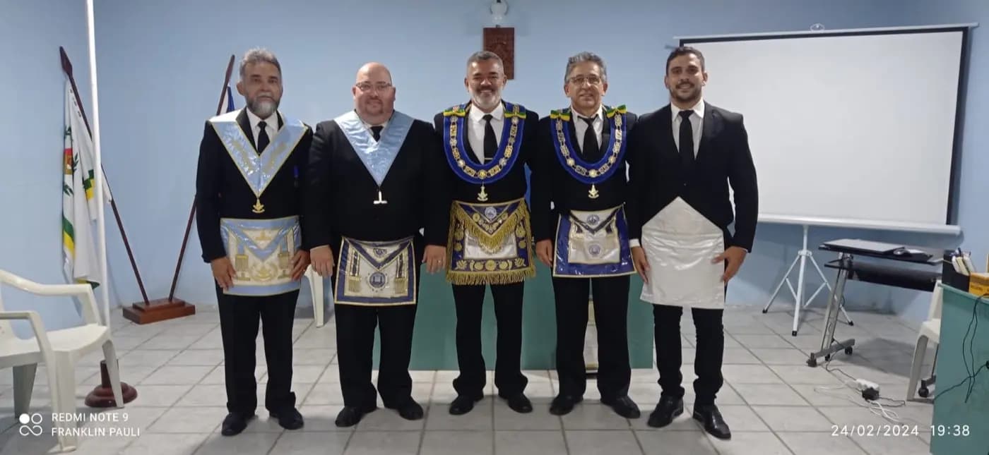 Registro fotográfico: PARTICIPAÇÃO DO GRÃO-MESTRE DO GOB/RN NA SESSÃO MAGNA PÚBLICA NA ARLS LUIZ GONZAGA DO NASCIMENTO, N° 4.567, ORIENTE DE SANTA MARIA/RN.