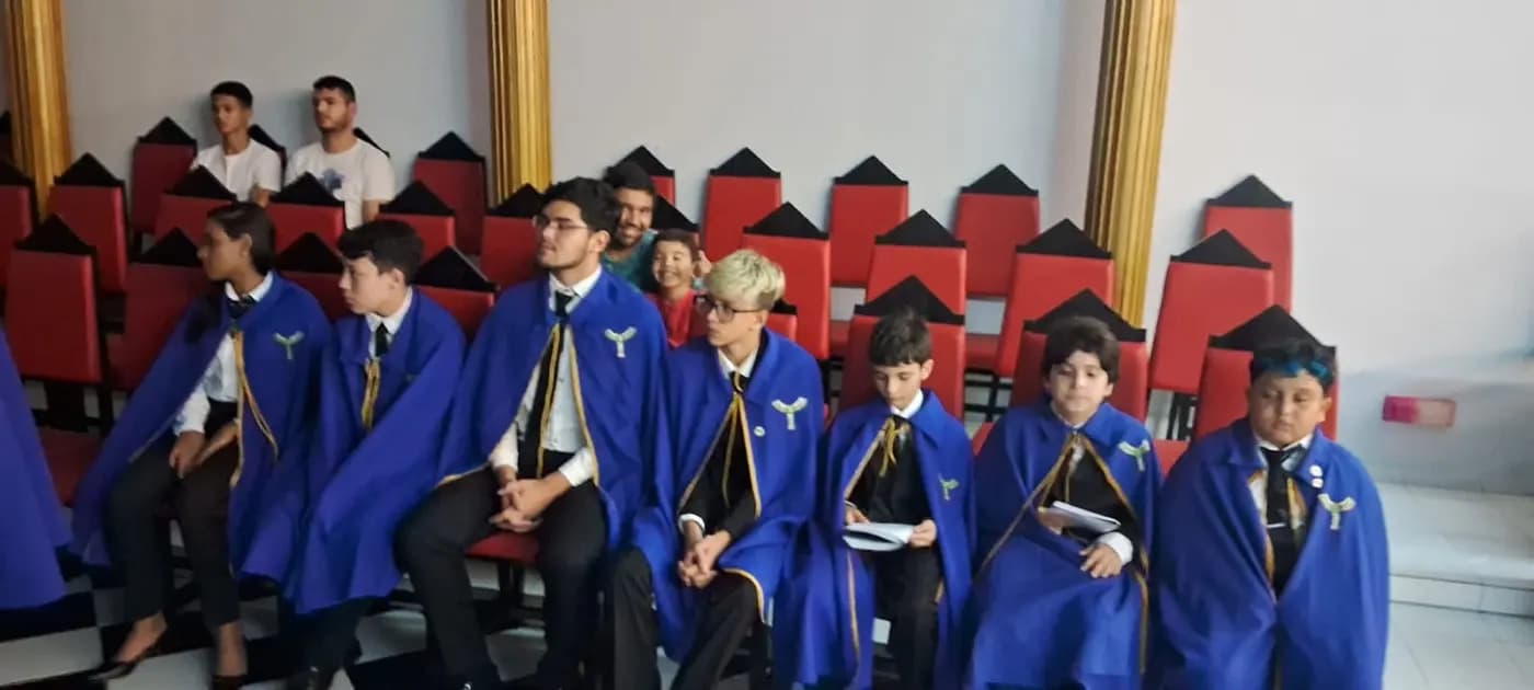Registro fotográfico: SESSÃO DE HORA CÍVICA DO NÚCLEO ALFA UNIÃO NATALENSE N°42, DA AÇÃO PARAMAÇÔNICA JUVENIL DO GRANDE ORIENTE DO BRASIL.