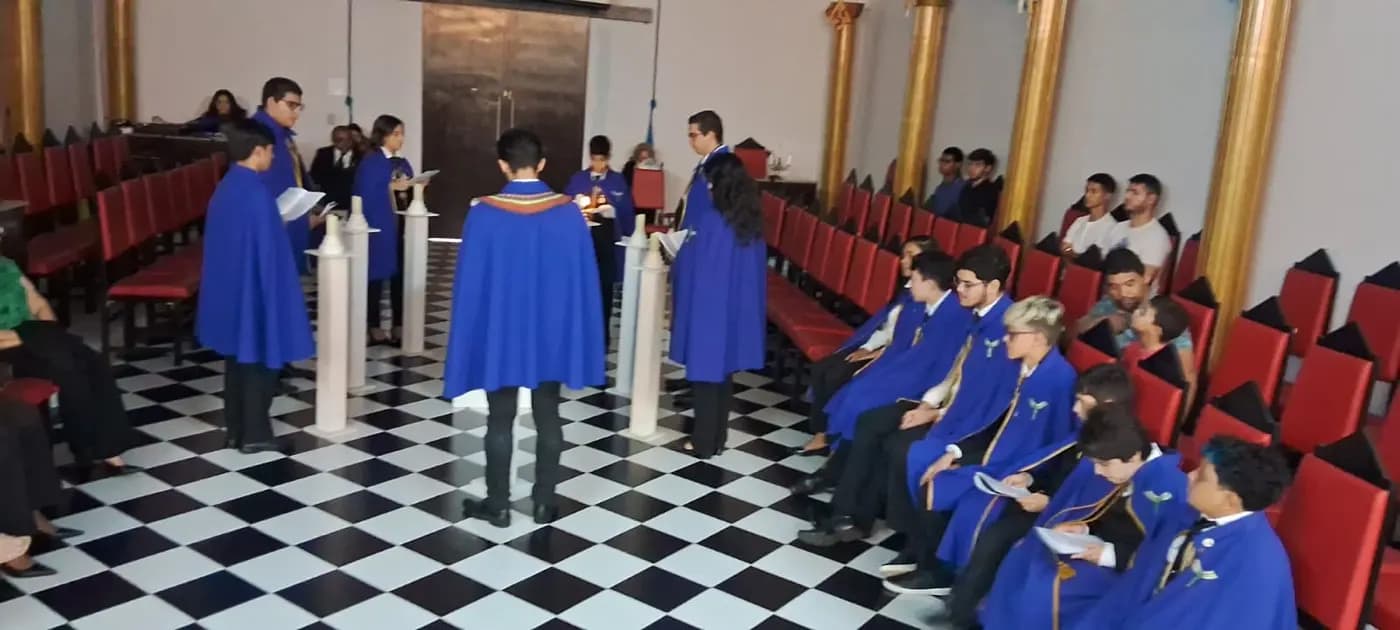 Registro fotográfico: SESSÃO DE HORA CÍVICA DO NÚCLEO ALFA UNIÃO NATALENSE N°42, DA AÇÃO PARAMAÇÔNICA JUVENIL DO GRANDE ORIENTE DO BRASIL.
