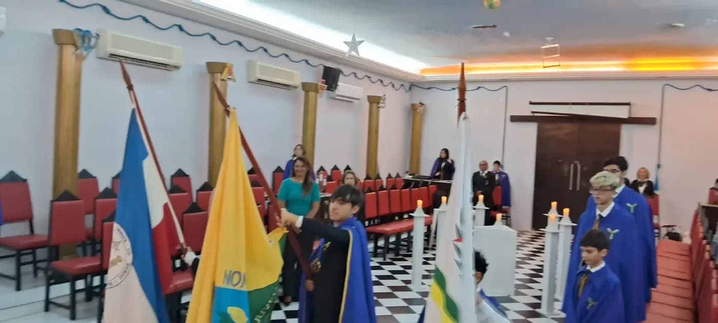 Registro fotográfico: SESSÃO DE HORA CÍVICA DO NÚCLEO ALFA UNIÃO NATALENSE N°42, DA AÇÃO PARAMAÇÔNICA JUVENIL DO GRANDE ORIENTE DO BRASIL.