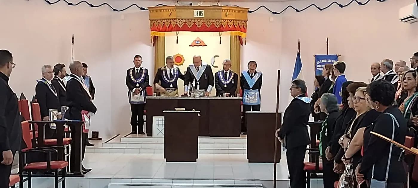 Registro fotográfico: PARTICIPAÇÃO DO GRÃO-MESTRE DO GOB/RN NA SESSÃO MAGNA PÚBLICA DA ARLS JOÃO CECÍLIO DA COSTA N° 2.116, ORIENTE DE NATAL/RN, ALUSIVA AO PERÍODO PASCAL.