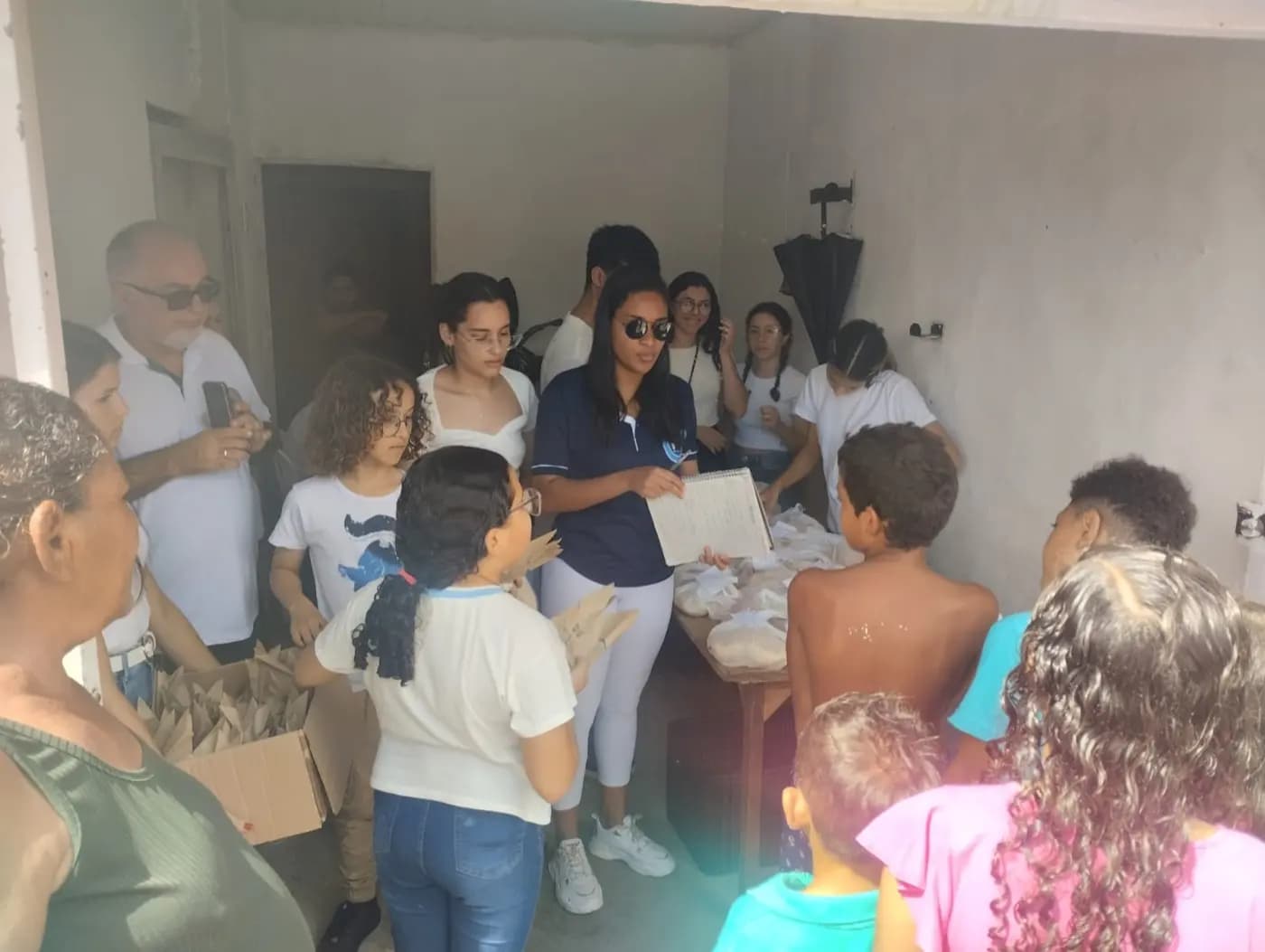 Registro fotográfico: AÇÃO FILANTRÓPICA REALIZADA PELA LOJA MAÇÔNICA UNIÃO E TRABALHO IV Nº 1.838, ORIENTE DE SANTA CRUZ/RN, EM CONJUNTO COM A FRATERNIDADE FEMININA CRUZEIRO DO SUL – SAMARITANAS UNIDAS, E O COM NÚCLEO ALFA UNIÃO E TRABALHO SANTACRUZENSE, DA AÇÃO PARAMAÇÔNICA JUVENIL (APJ).
