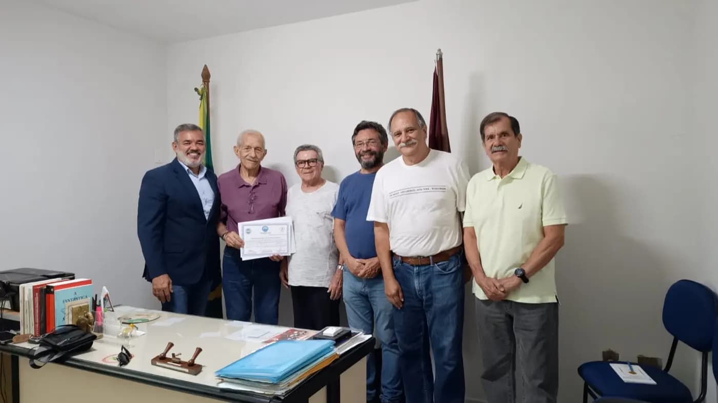 Registro fotográfico: ENTREGA DE CERTIFICADO DE PARTICIPAÇÃO NO “SEGUNDO BATE-PAPO COM APRENDIZES MAÇONS” AO PODEROSO IRMÃO FERNANDO SÉRGIO BENEVENUTO, DELEGADO LITÚRGICO PARA O RITO ESCOCÊS ANTIGO E ACEITO E GRÃO-MESTRE DE HONRA DO GOB/RN.