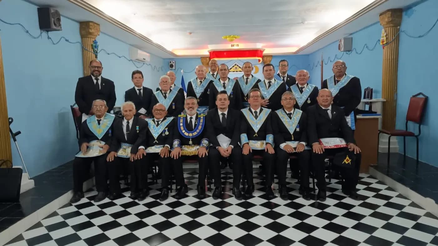 Registro fotográfico: PARTICIPAÇÃO DO GRÃO-MESTRE DO GOB/RN NA SESSÃO MAGNA DE INICIAÇÃO REALIZADA PELA ARLS TRAMPOLIM DA VITÓRIA N° 1.606, ORIENTE DE NATAL/RN.