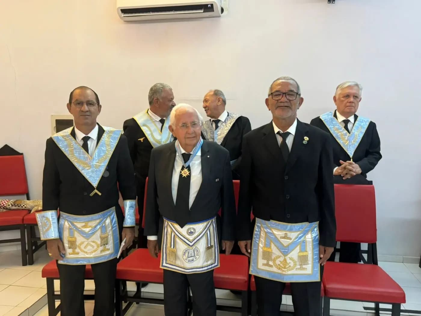 Registro fotográfico: PARTICIPAÇÃO DE COMITIVA DE REPRESENTAÇÃO DO GOB/RN NA SESSÃO MAGNA DE ELEVAÇÃO DA ARLS DR. PEDRO GERMANO COSTA Nº 2.349, ORIENTE DE NATAL/RN.