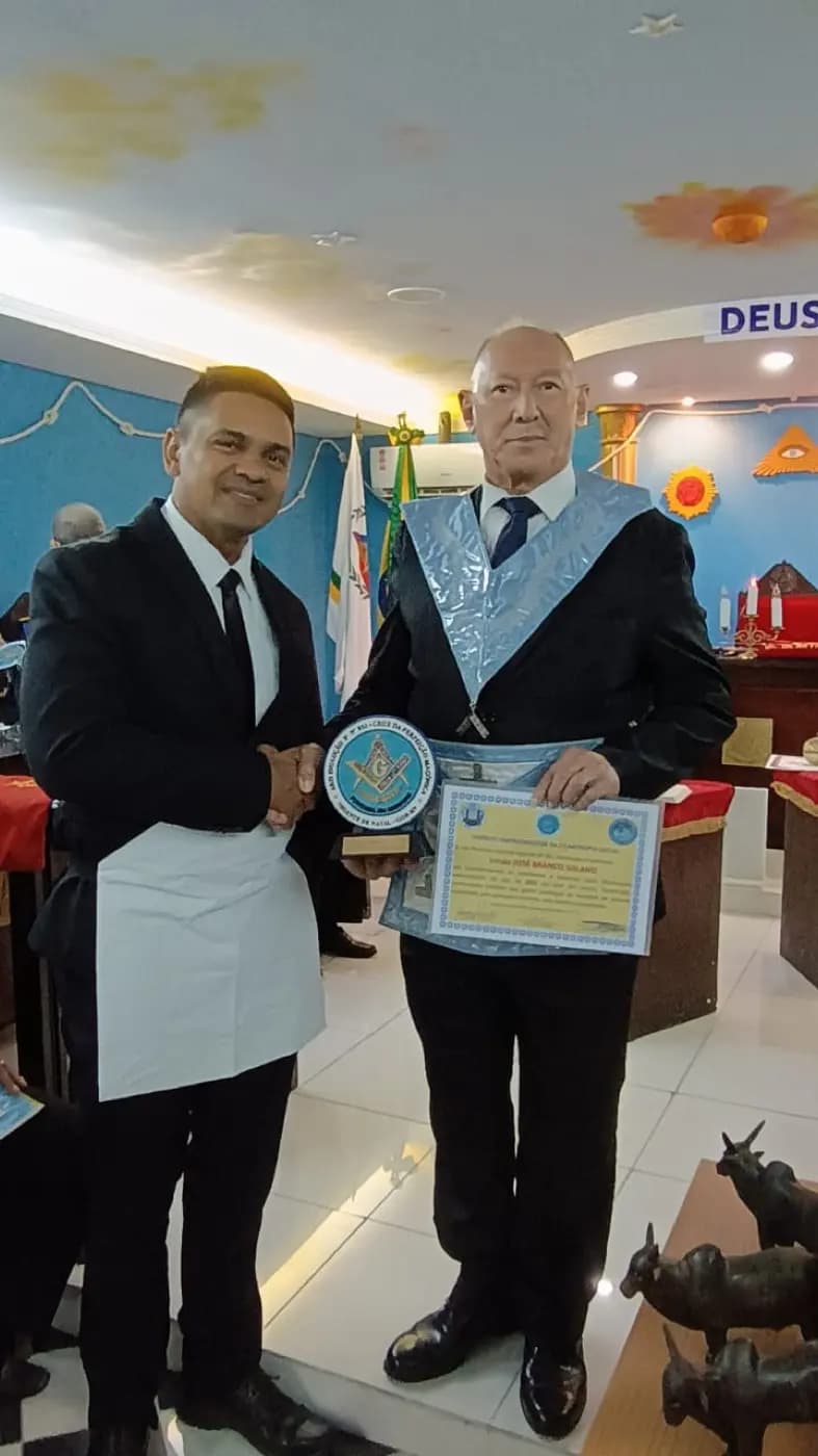 Registro fotográfico: PARTICIPAÇÃO DO GRÃO-MESTRE DO GOB/RN E COMITIVA NA SESSÃO ORDINÁRIA, NO GRAU DE APRENDIZ MAÇOM, DA ARLS EVOLUÇÃO SEGUNDA N° 852, ORIENTE DE NATAL/RN.