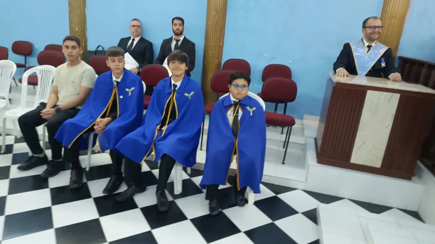 Registro fotográfico: PARTICIPAÇÃO DO GRÃO-MESTRE DO GOB/RN NA SESSÃO MAGNA PÚBLICA CONJUNTA EM COMEMORAÇÃO AO DIA DAS MÃES, REALIZADA PELAS LOJAS MAÇÔNICAS UNIÃO NATALENSE Nº 2.414, AURORA DO ORIENTE Nº 3.269, ARY REIS DUARTE Nº 4.251, UNIVERSITÁRIA ESTRELA NATALENSE Nº 4.122 E MONTEIRO LOBATO Nº 4.162, TODAS DO ORIENTE DE PARNAMIRIM/RN.