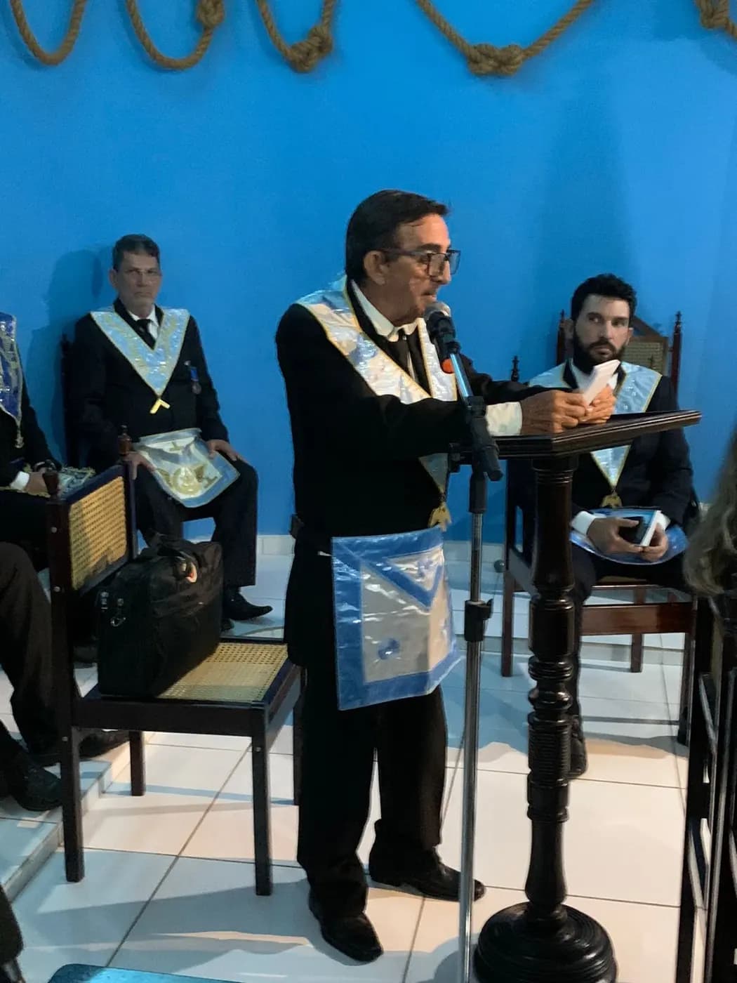 Registro fotográfico: PARTICIPAÇÃO DO GRÃO-MESTRE ADJUNTO DO GOB/RN NA SESSÃO MAGNA PÚBLICA “NOITE HISTÓRICA”, PROMOVIDA PELA LOJA MAÇÔNICA SEBASTIÃO VASCONCELOS DOS SANTOS Nº 3.759, ORIENTE DE MOSSORÓ/RN.