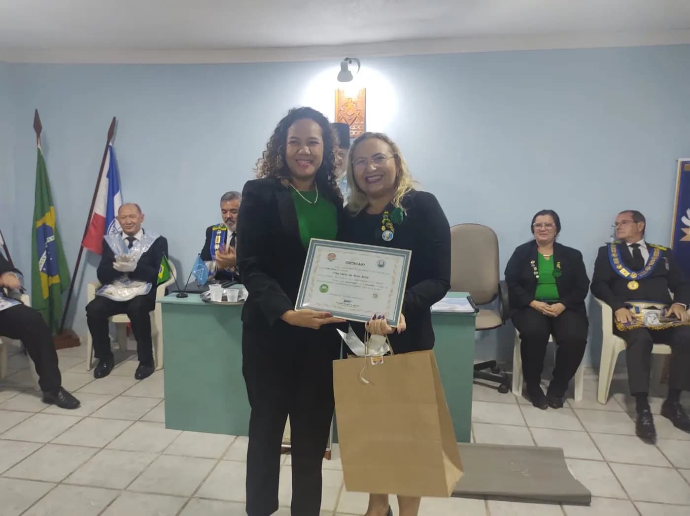 Registro fotográfico: PARTICIPAÇÃO DO GRÃO-MESTRE DO GOB/RN NA SESSÃO MAGNA PÚBLICA ALUSIVA AO DIA DAS MÃES, REALIZADA PELA ARLS LUIZ GONZAGA DO NASCIMENTO N° 4.567, ORIENTE DE SANTA MARIA/RN.