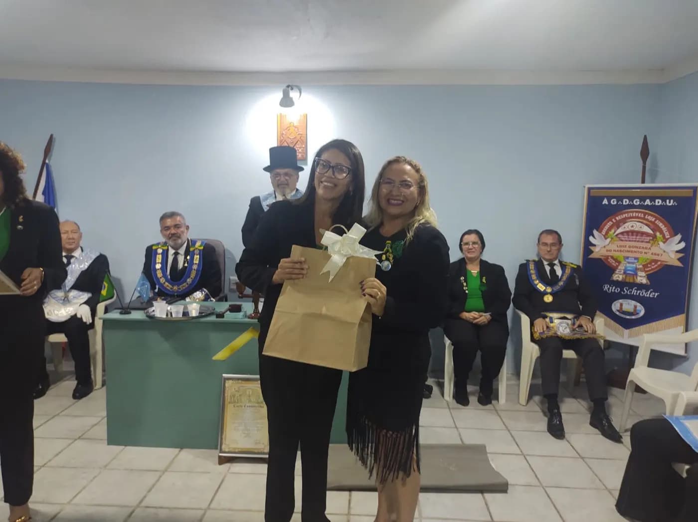Registro fotográfico: PARTICIPAÇÃO DO GRÃO-MESTRE DO GOB/RN NA SESSÃO MAGNA PÚBLICA ALUSIVA AO DIA DAS MÃES, REALIZADA PELA ARLS LUIZ GONZAGA DO NASCIMENTO N° 4.567, ORIENTE DE SANTA MARIA/RN.