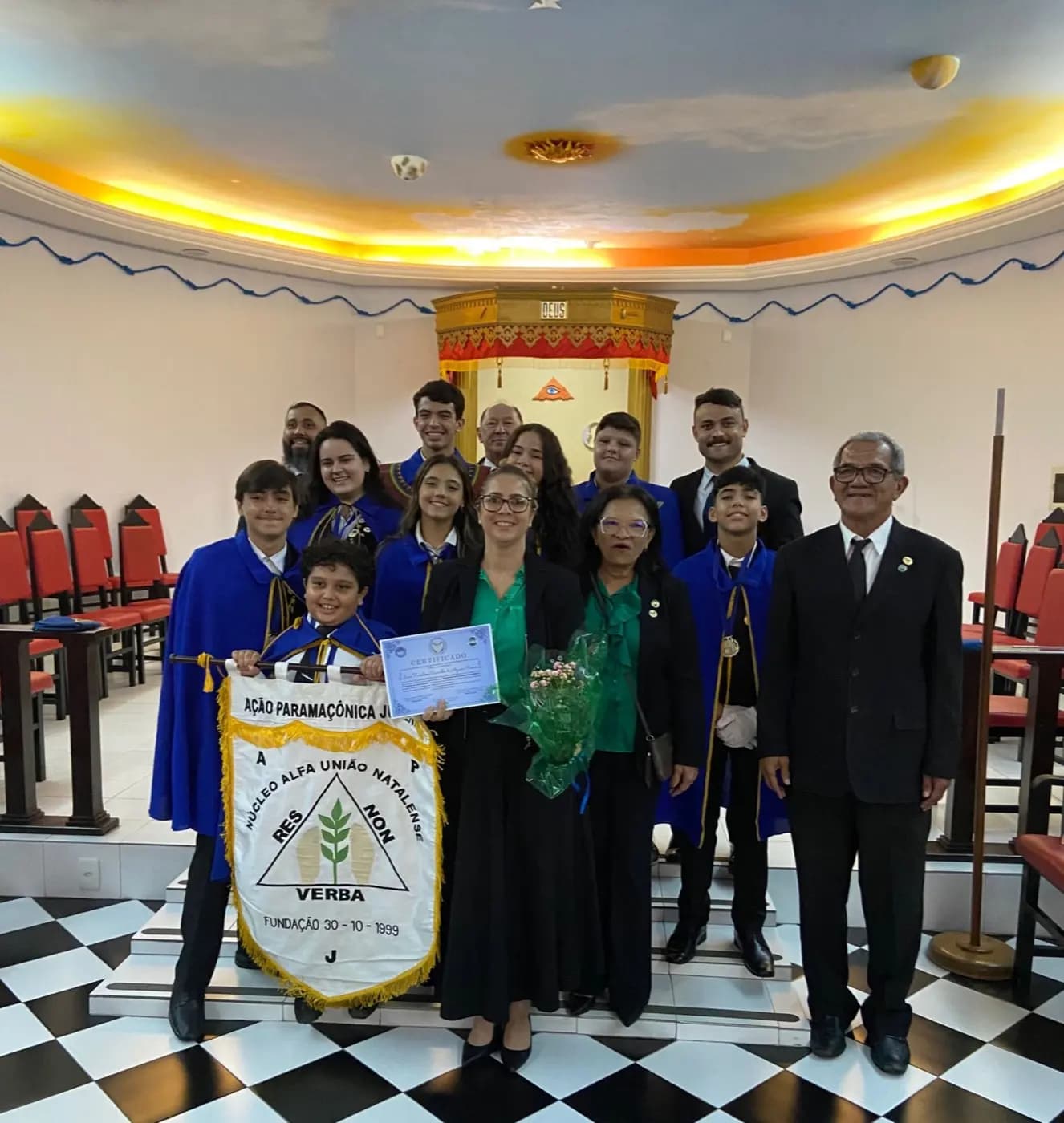 Registro fotográfico: SESSÃO ESPECIAL ABERTA, ALUSIVA AO DIA DAS MÃES, REALIZADA PELO NÚCLEO ALFA UNIÃO NATALENSE N°42, DA AÇÃO PARAMAÇÔNICA JUVENIL DO GRANDE ORIENTE DO BRASIL.