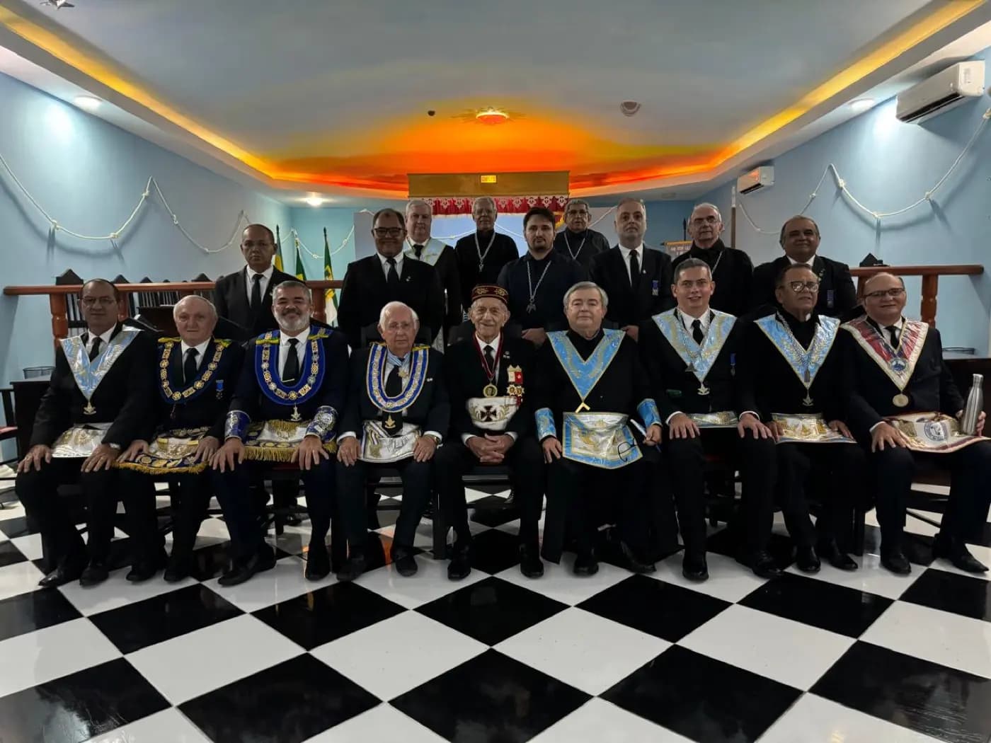Registro fotográfico: PARTICIPAÇÃO DO GRÃO-MESTRE DO GOB/RN NA SESSÃO ORDINÁRIA NO GRAU DE APRENDIZ MAÇOM, REALIZADA PELA ARLS 21 DE ABRIL Nº 1.864, ORIENTE DE PARNAMIRIM/RN.