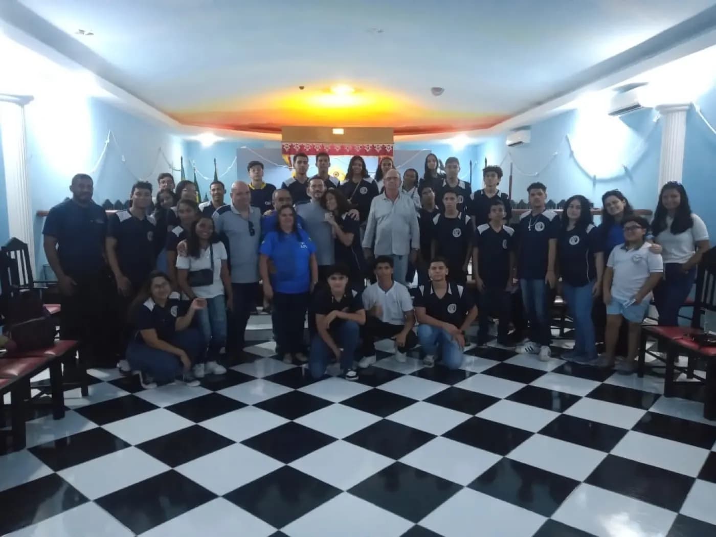 Registro fotográfico: PROJETO “MAÇONARIA DE PORTAS ABERTAS E A FAVOR DA VIDA” – 3ª AULA DE CAMPO COM JOVENS NO INTERIOR DE UMA LOJA MAÇÔNICA.