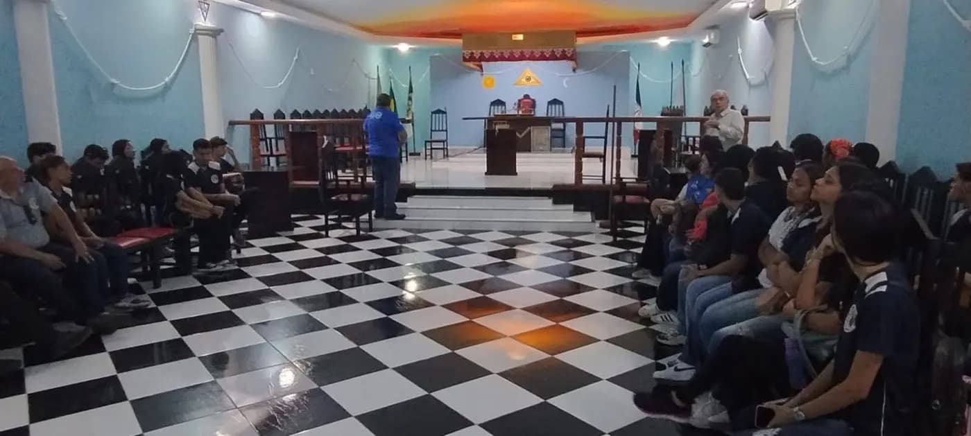Registro fotográfico: PROJETO “MAÇONARIA DE PORTAS ABERTAS E A FAVOR DA VIDA” – 3ª AULA DE CAMPO COM JOVENS NO INTERIOR DE UMA LOJA MAÇÔNICA.