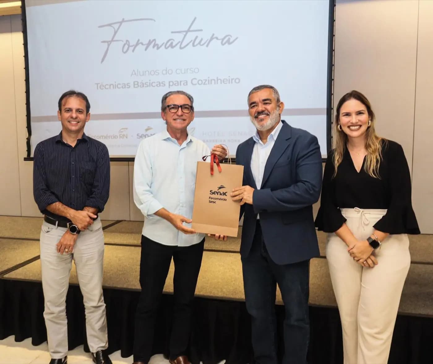 Registro fotográfico: GESTÃO PARTICIPATIVA – CURSO DE TÉCNICAS BÁSICAS EM COZINHA – PARCERIA ENTRE O SENAC E O GOB/RN.