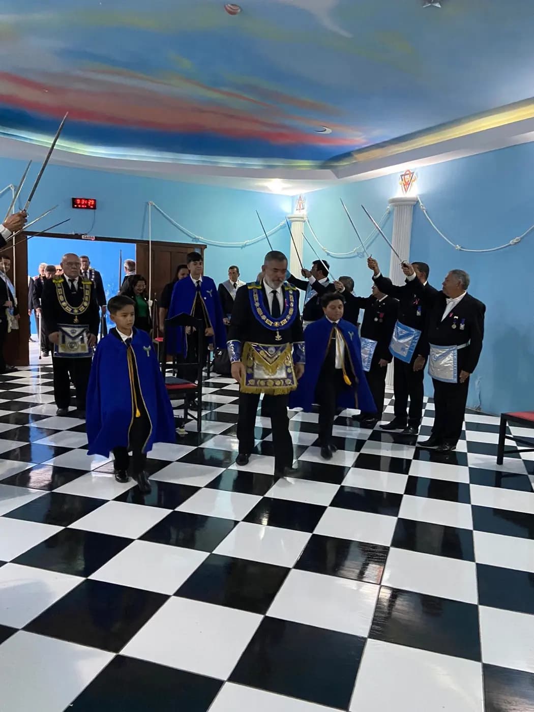 Registro fotográfico: SESSÃO MAGNA PÚBLICA ALUSIVA AO 45º ANO DE FUNDAÇÃO DA LOJA MAÇÔNICA GENTIL MARINHO Nº 2070, ORIENTE DE PARNAMIRIM/RN.