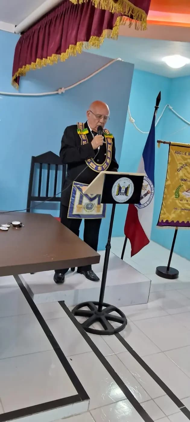 Registro fotográfico: SESSÃO MAGNA PÚBLICA ALUSIVA AO 45º ANO DE FUNDAÇÃO DA LOJA MAÇÔNICA GENTIL MARINHO Nº 2070, ORIENTE DE PARNAMIRIM/RN.
