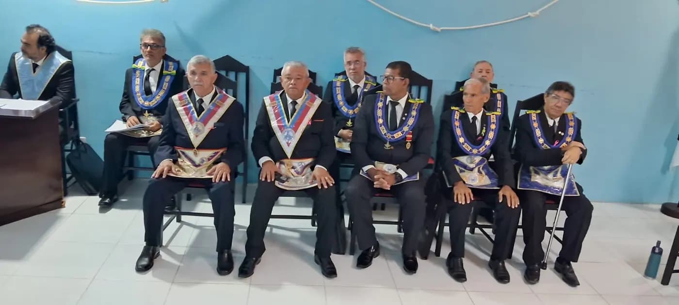 Registro fotográfico: SESSÃO MAGNA PÚBLICA ALUSIVA AO 45º ANO DE FUNDAÇÃO DA LOJA MAÇÔNICA GENTIL MARINHO Nº 2070, ORIENTE DE PARNAMIRIM/RN.