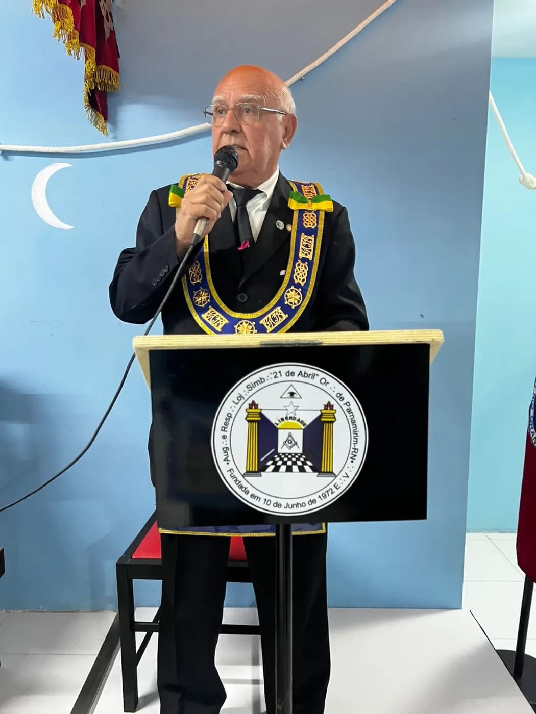 Registro fotográfico: SESSÃO MAGNA PÚBLICA ALUSIVA AO 45º ANO DE FUNDAÇÃO DA LOJA MAÇÔNICA GENTIL MARINHO Nº 2070, ORIENTE DE PARNAMIRIM/RN.