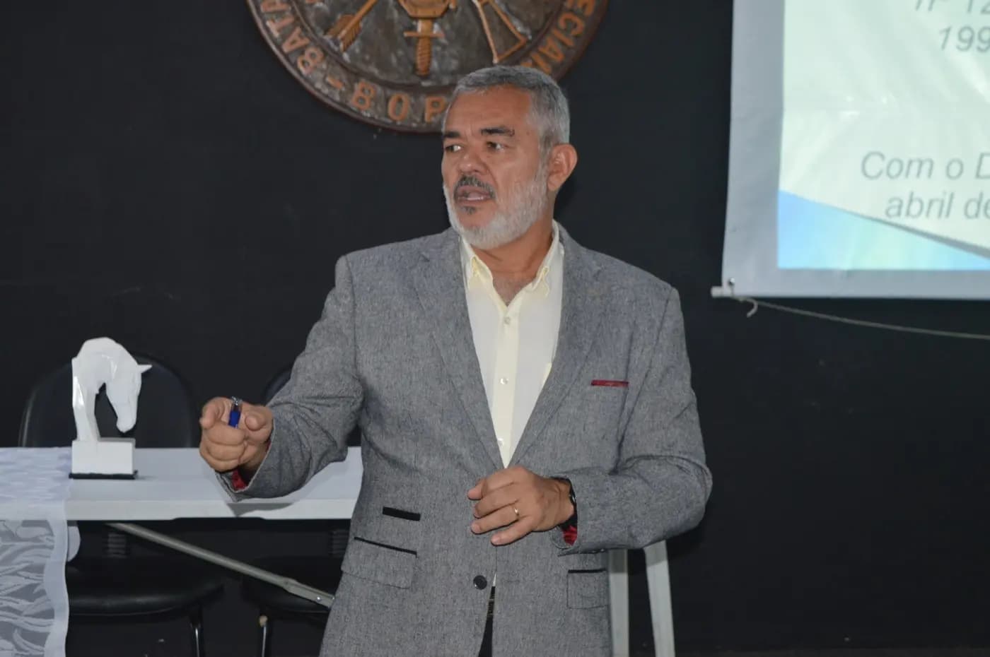 Registro fotográfico: GRÃO-MESTRE DO GOB-RN MINISTRA PALESTRA NA AULA INAUGURAL DO 3º CPMON – CURSO DE POLICIAMENTO MONTADO NÍVEL OPERADOR.