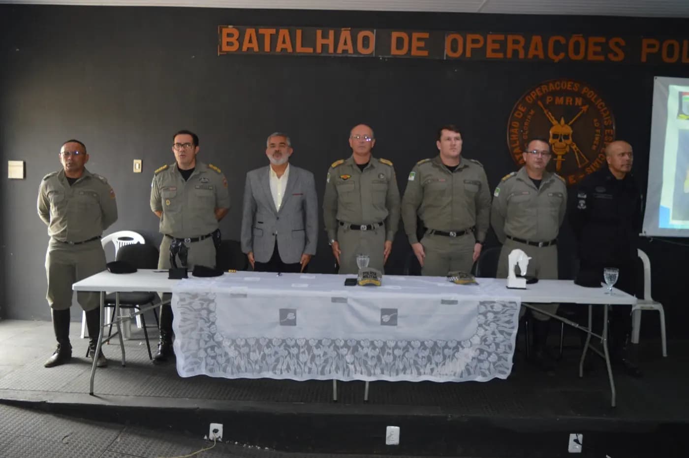 Registro fotográfico: GRÃO-MESTRE DO GOB-RN MINISTRA PALESTRA NA AULA INAUGURAL DO 3º CPMON – CURSO DE POLICIAMENTO MONTADO NÍVEL OPERADOR.