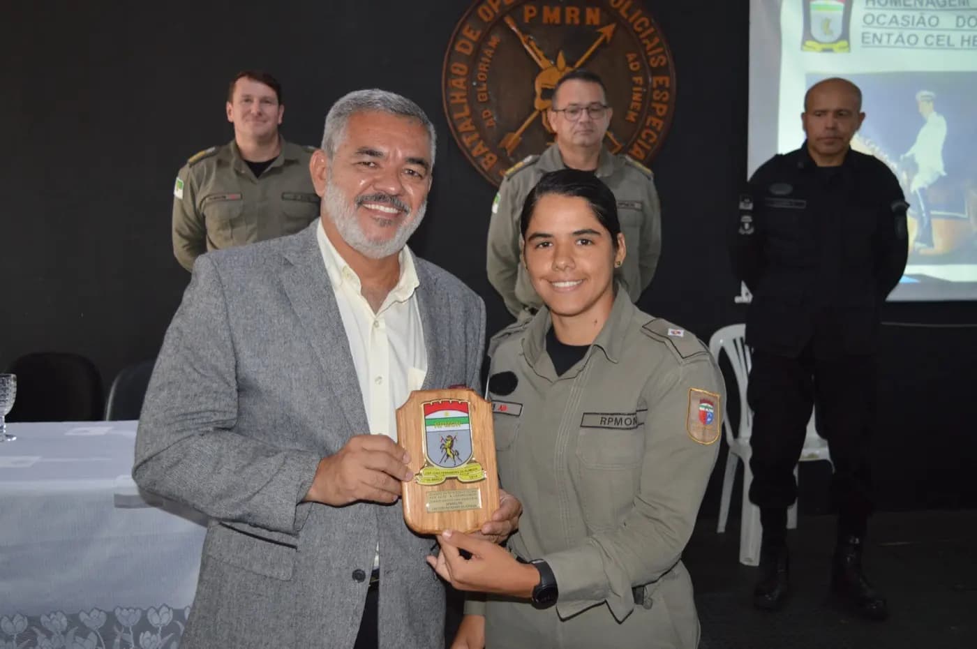Registro fotográfico: GRÃO-MESTRE DO GOB-RN MINISTRA PALESTRA NA AULA INAUGURAL DO 3º CPMON – CURSO DE POLICIAMENTO MONTADO NÍVEL OPERADOR.
