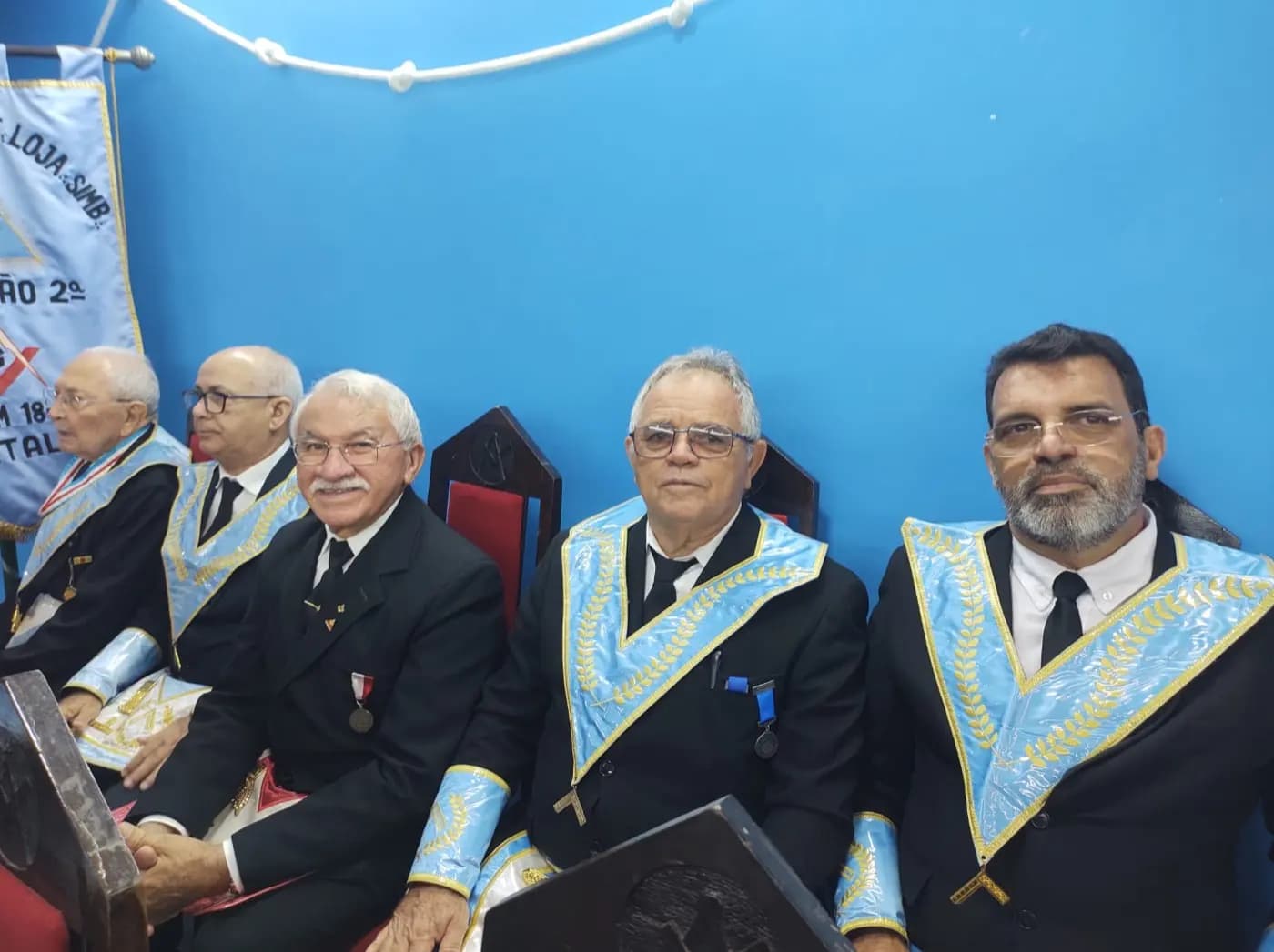 Registro fotográfico: SESSÃO CONJUNTA MAGNA PÚBLICA COMEMORATIVA AO DIA DAS MÃES, REALIZADA PELAS LOJAS MAÇÔNICAS EVOLUÇÃO SEGUNDA Nº 152, JOÃO CECÍLIO DA COSTA N° 2.116, DR. PEDRO GERMANO COSTA Nº 2.349, GENTIL MARINHO Nº 2070 E TRAMPOLIM DA VITÓRIA Nº 1606.