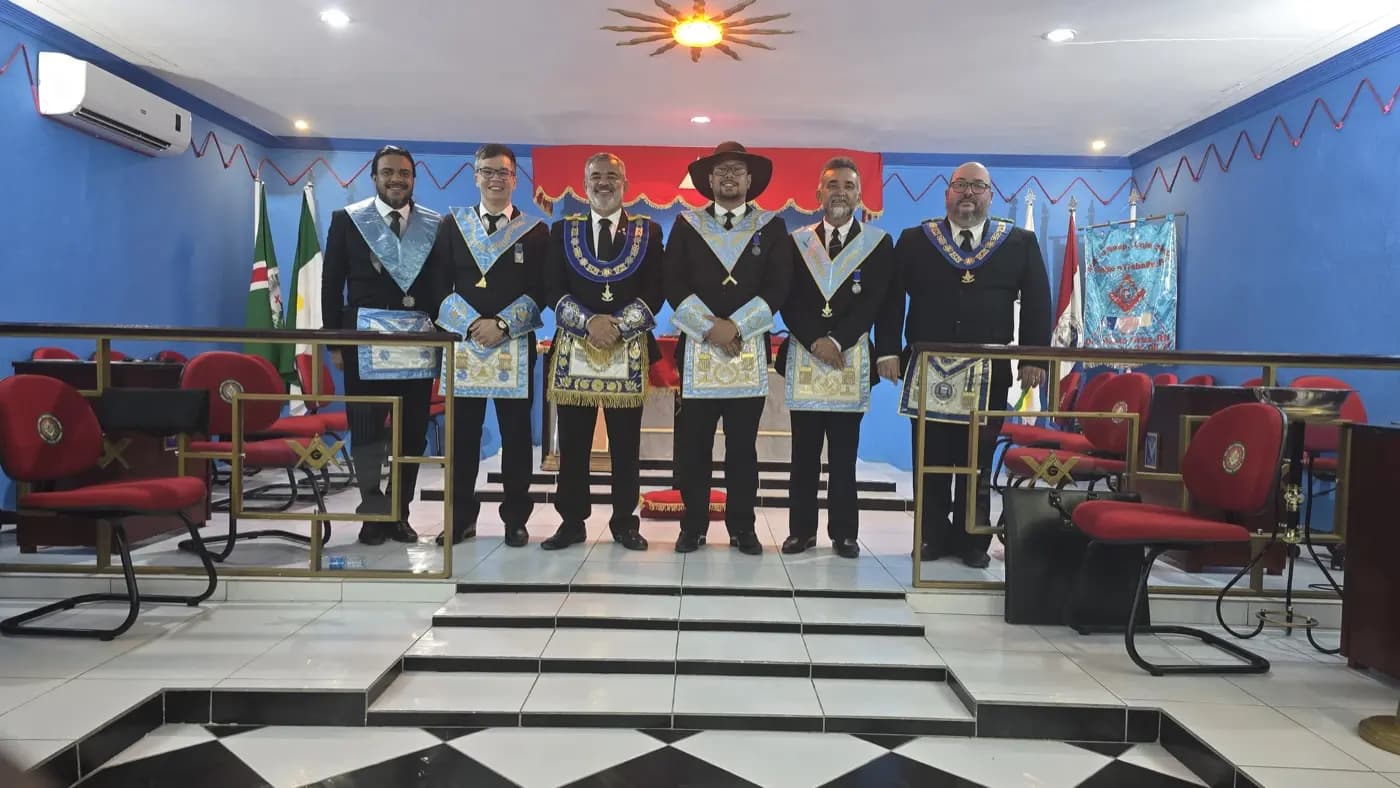 Registro fotográfico: SESSÃO MAGNA DE REASSUNÇÃO E POSSE DE VENERÁVEL MESTRE E POSSE DA NOVA DIRETORIA DA LOJA MAÇÔNICA UNIÃO E TRABALHO IV Nº 1.838, ORIENTE DE SANTA CRUZ/RN, ELEITOS PARA O BIÊNIO 2025/2027.