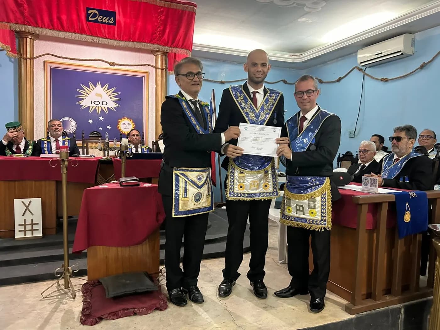 Registro fotográfico: SESSÃO MAGNA DE INSTALAÇÃO E POSSE DE VENERÁVEL MESTRE E POSSE DA NOVA DIRETORIA DA LOJA MAÇÔNICA UNIVERSITÁRIA POETA RENATO CALDAS, Nº 4.307, ORIENTE DE ASSU/RN, ELEITOS PARA O BIÊNIO 2025/2027.