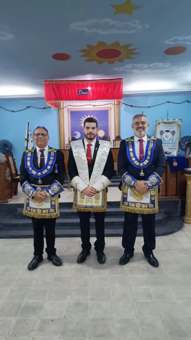 Registro fotográfico: SESSÃO MAGNA DE INSTALAÇÃO E POSSE DE VENERÁVEL MESTRE E POSSE DA NOVA DIRETORIA DA LOJA MAÇÔNICA UNIVERSITÁRIA POETA RENATO CALDAS, Nº 4.307, ORIENTE DE ASSU/RN, ELEITOS PARA O BIÊNIO 2025/2027.