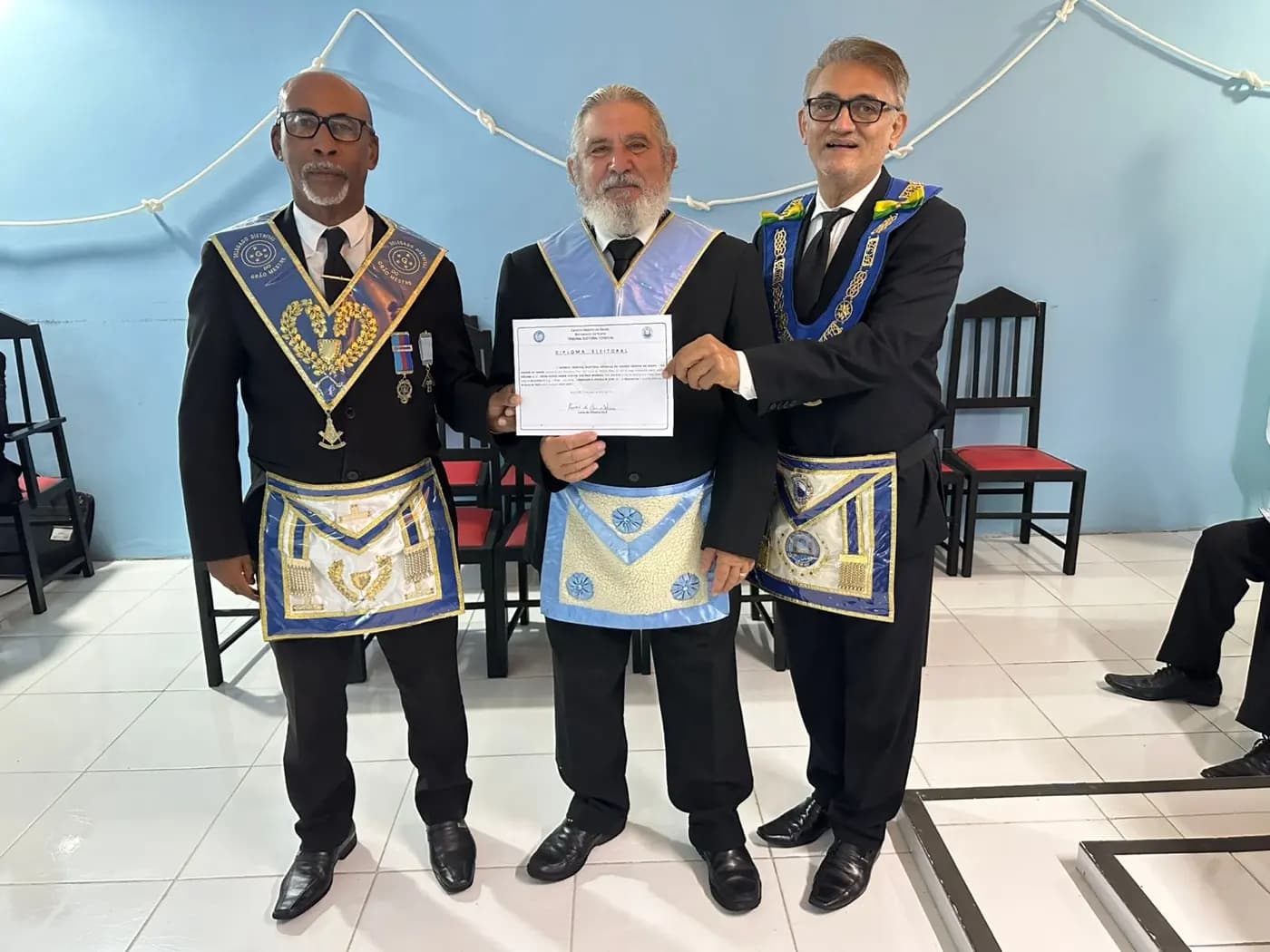 Registro fotográfico: SESSÃO MAGNA DE REASSUNÇÃO E POSSE DE VENERÁVEL MESTRE E POSSE DA NOVA DIRETORIA DA LOJA MAÇÔNICA LIBERDADE E JUSTIÇA N° 2.340, ORIENTE DE PARNAMIRIM/RN, ELEITOS PARA O BIÊNIO 2025/2027.