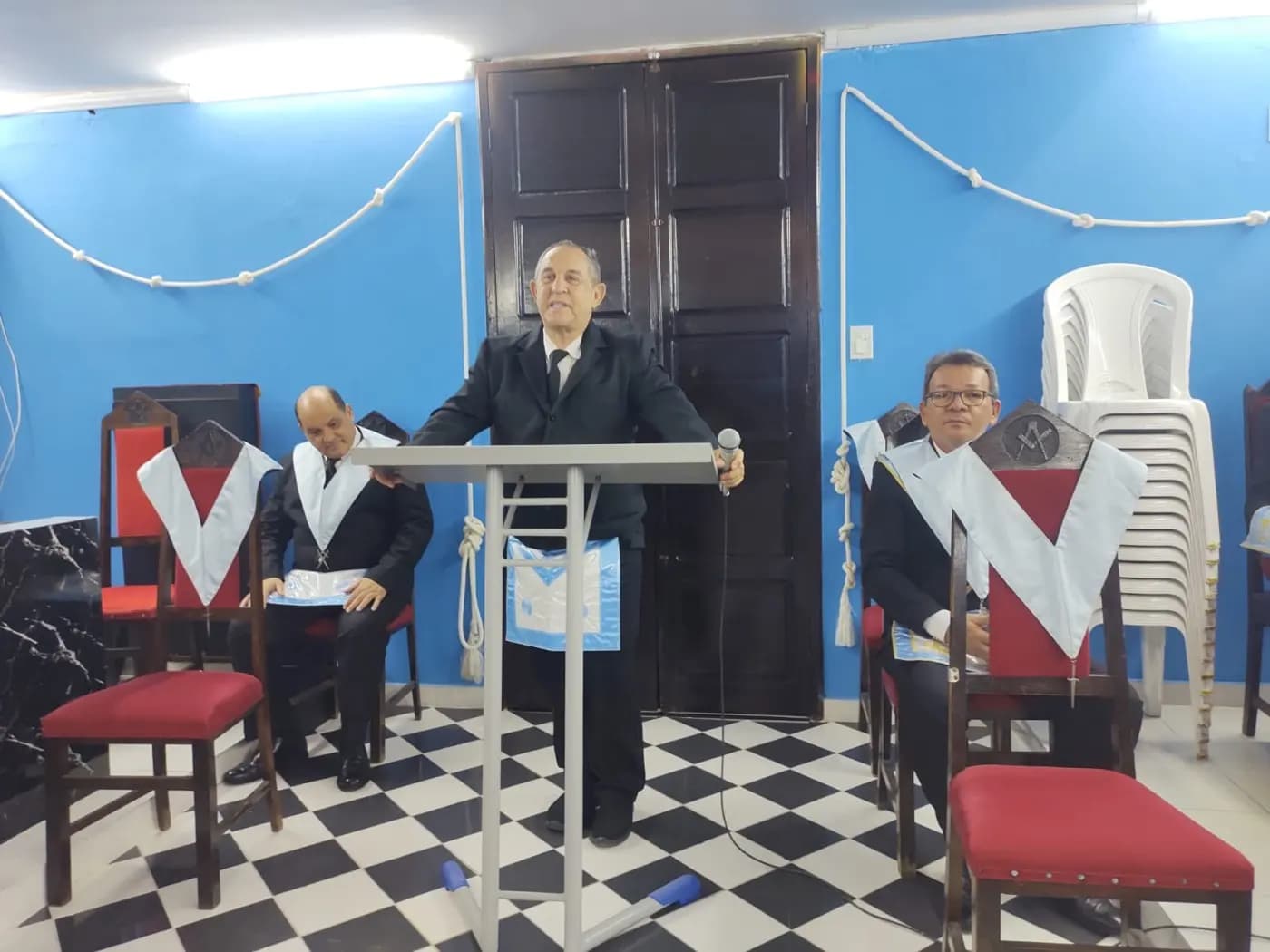 Registro fotográfico: SESSÃO MAGNA PÚBLICA ALUSIVA AO 119º ANO DE FUNDAÇÃO DA LOJA MAÇÔNICA EVOLUÇÃO SEGUNDA Nº 852, ORIENTE DE NATAL/RN.