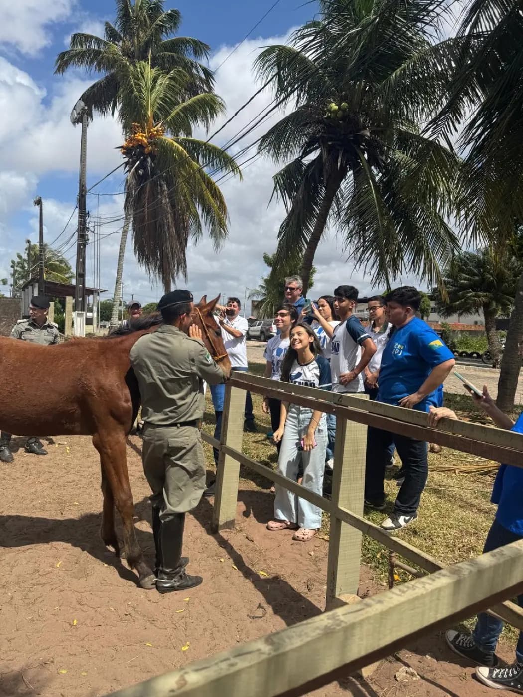 Registro fotográfico: VISITA DO NÚCLEO ALFA UNIÃO NATALENSE N°42, DA AÇÃO PARAMAÇÔNICA JUVENIL DO GRANDE ORIENTE DO BRASIL (APJ/GOB), AO REGIMENTO DE POLÍCIA MONTADA DA POLÍCIA MILITAR DO RIO GRANDE DO NORTE – PMRN.