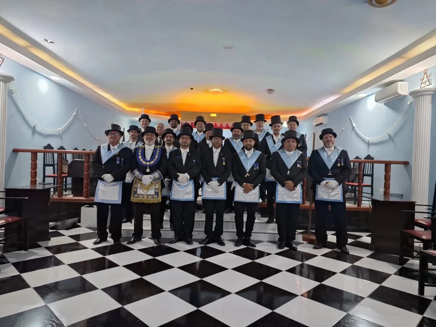 Registro fotográfico: SESSÃO MAGNA DE ELEVAÇÃO AO GRAU DE MESTRE MAÇOM, REALIZADA PELA LOJA MAÇÔNICA LUIZ GONZAGA DO NASCIMENTO Nº 4.567 – RITO SCHRÖDER.