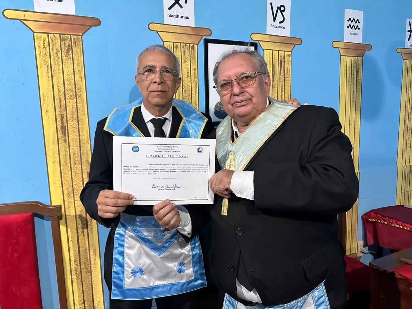 Registro fotográfico: SESSÃO MAGNA DE REASSUNÇÃO E POSSE DE VENERÁVEL MESTRE E POSSE DA NOVA DIRETORIA DA LOJA MAÇÔNICA ESTUDO E TRABALHO Nº 4.882, ORIENTE DE LAGOA NOVA-RN, ELEITOS PARA O BIÊNIO 2025/2027.