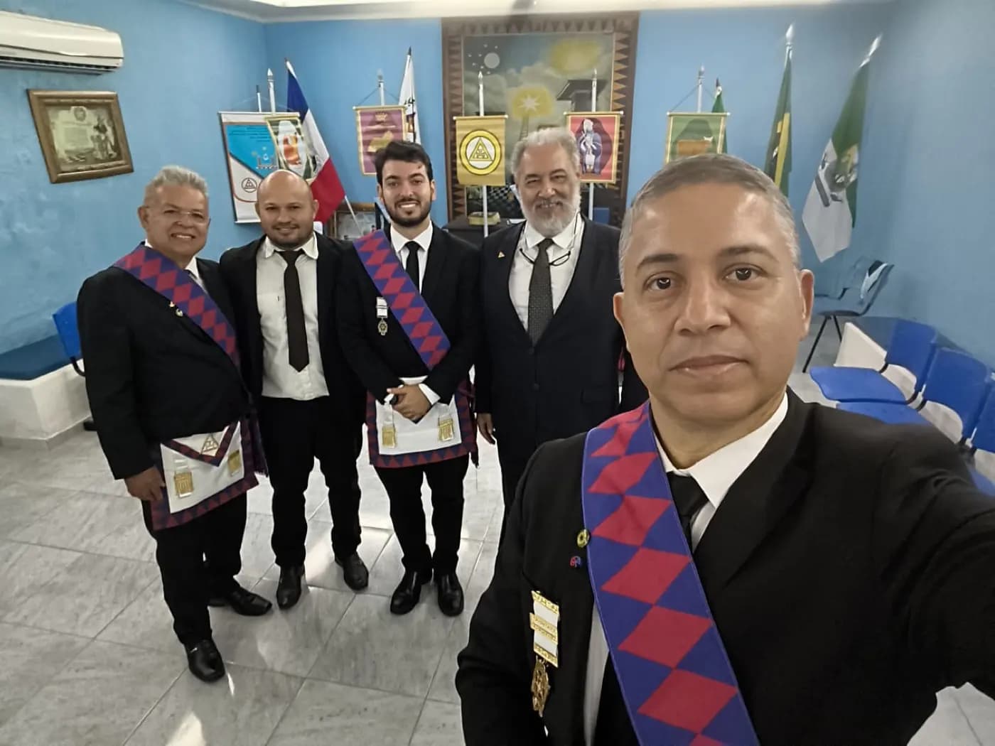 Registro fotográfico: PARTICIPAÇÃO DO GRÃO-MESTRE DO GOB-RN NA SESSÃO ORDINÁRIA DO SAGRADO ARCO REAL DE JERUSALÉM – CAPÍTULO SÃO MIGUEL ARCANJO Nº 94 – JURISDICIONADO AO SGCMSARB – GOB.