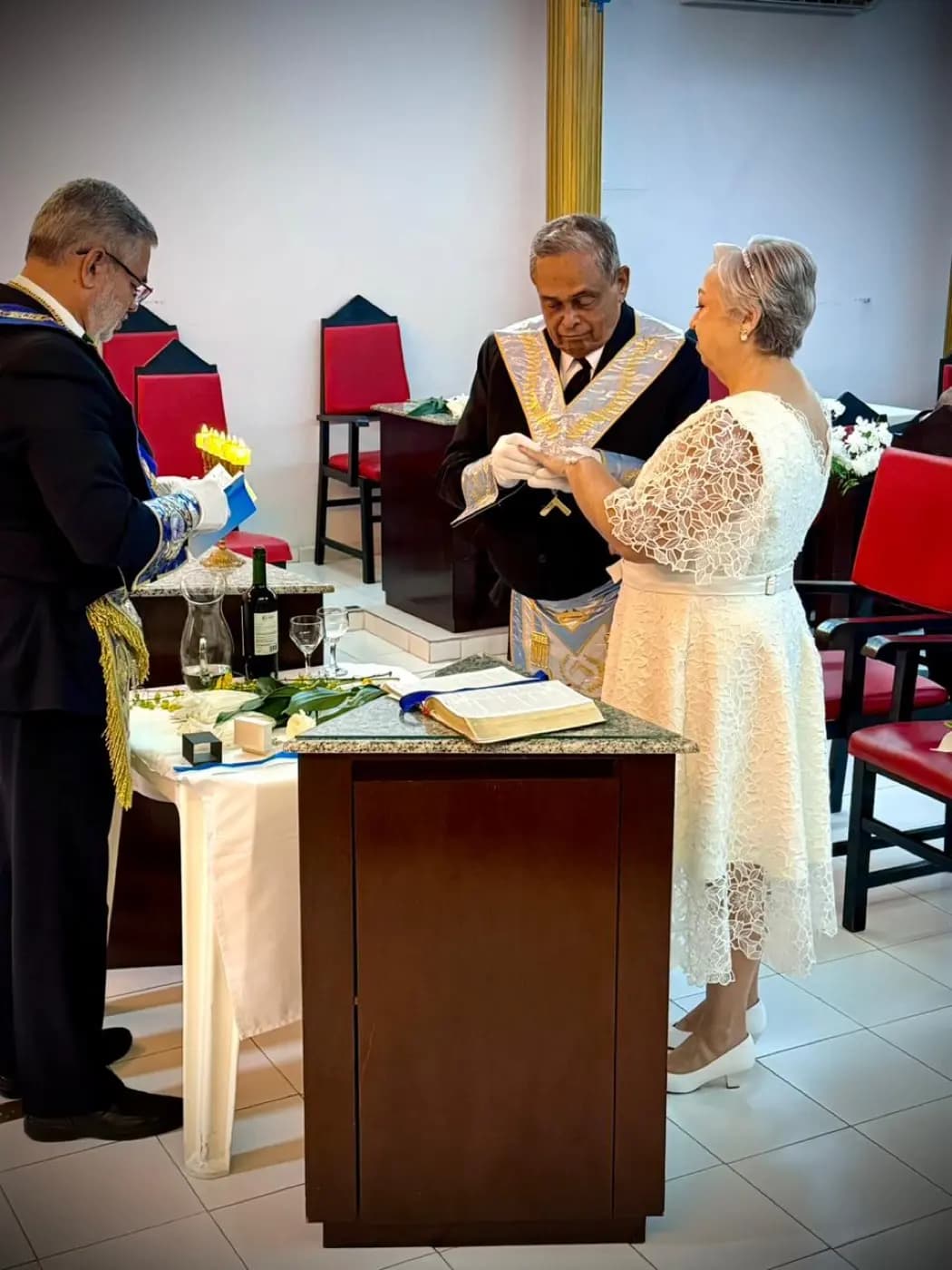 Registro fotográfico: CERIMÔNIA DE EXALTAÇÃO MATRIMONIAL DE BODAS DE OURO, REALIZADA NA LOJA MAÇÔNICA 21 DE MARÇO Nº 152, ORIENTE DE NATAL-RN.