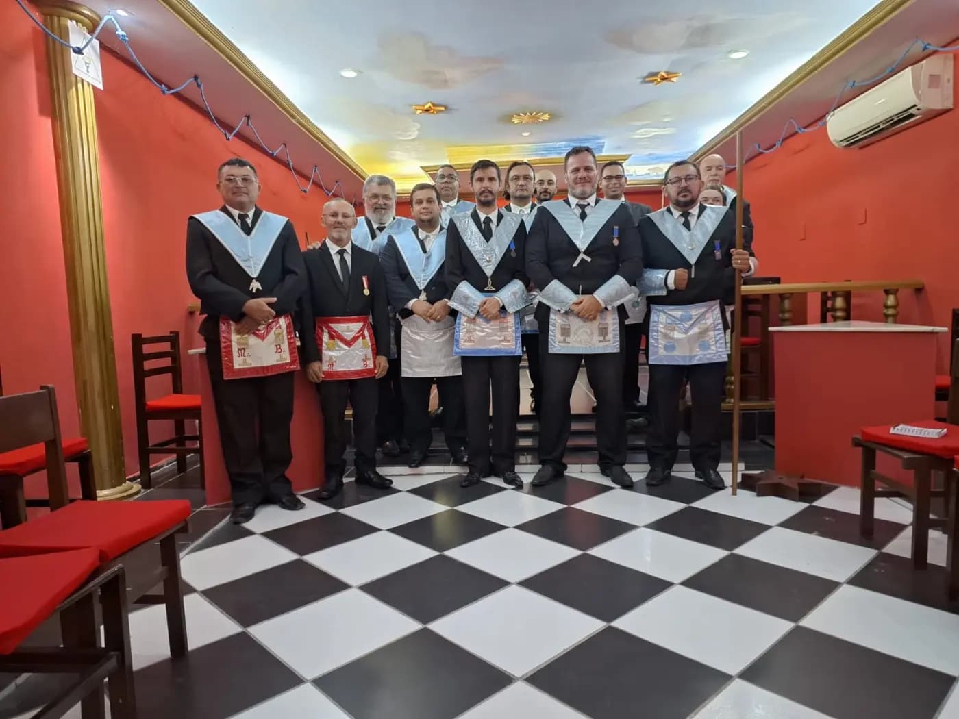 Registro fotográfico: LOJA MAÇÔNICA INTERNACIONAL DA PRAIA DA PIPA Nº 4.627, ORIENTE DE TIBAU DO SUL-RN – SESSÃO REGULAR NO GRAU DE APRENDIZ MAÇOM.