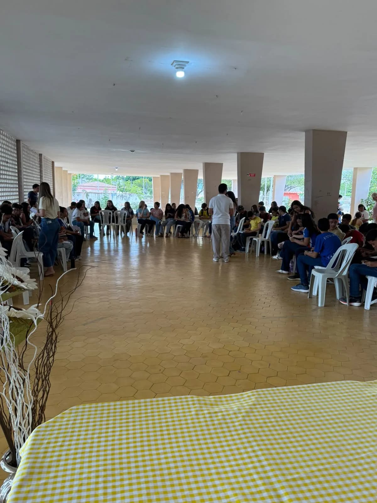 Irmãos reunidos no Templo, em fotografia oficial da Zélia Macedo