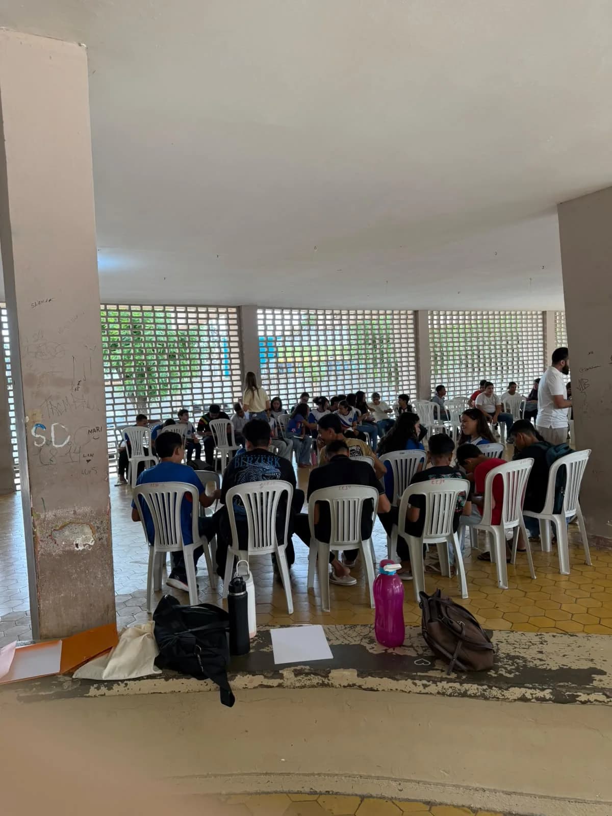 Irmãos reunidos no Templo, em fotografia oficial da Zélia Macedo