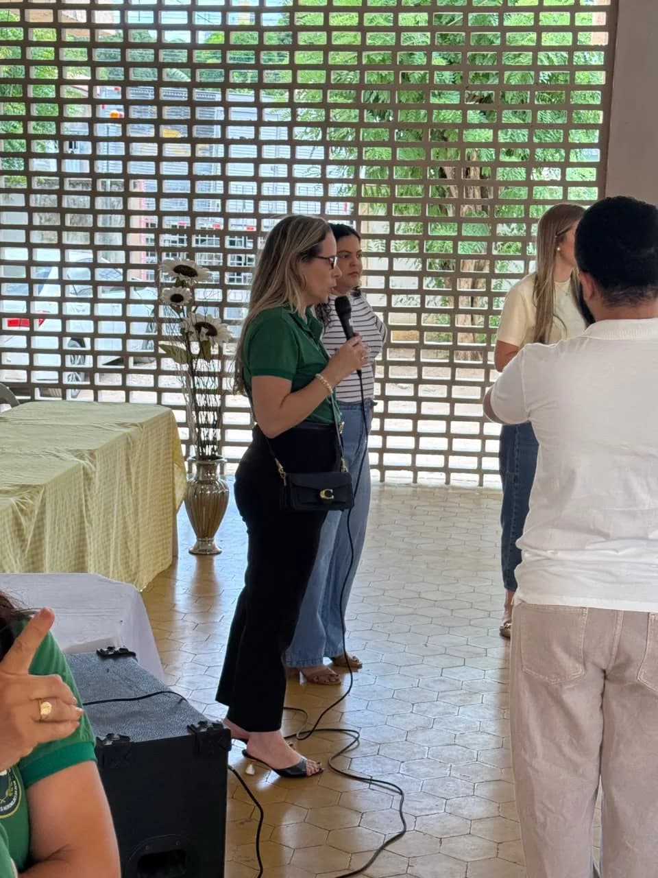 Irmãos reunidos no Templo, em fotografia oficial da Zélia Macedo