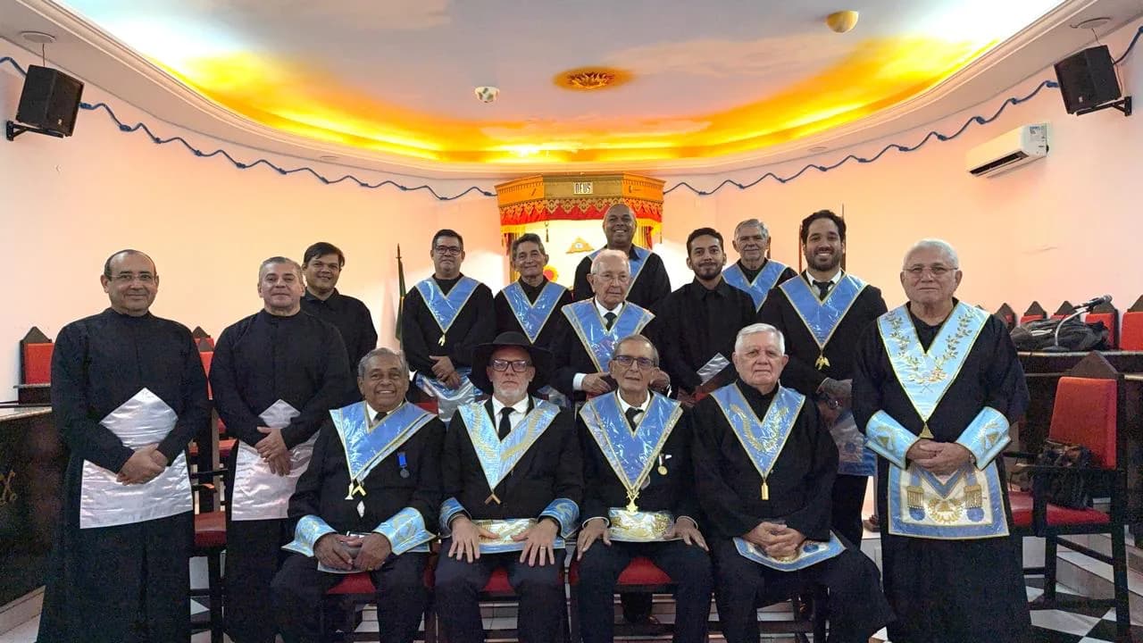 Irmãos da Loja Maçônica Dr. Pedro Germano Costa nº 2.349 reunidos no Templo, em fotografia oficial da Sessão Ordinária de Instrução no Grau de Aprendiz Maçom