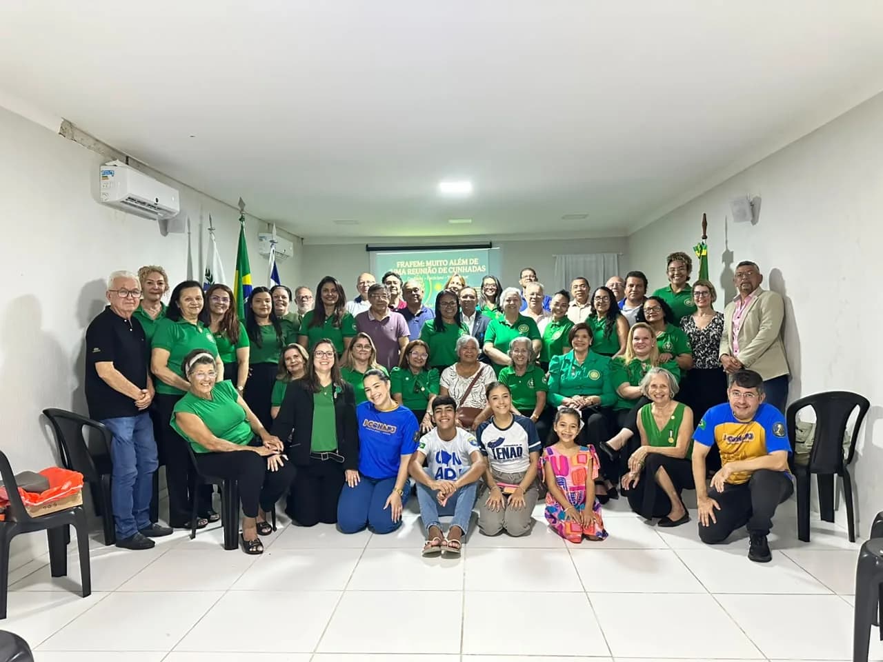 Irmãos reunidos no Templo, em fotografia oficial da Inauguração da Sala “acácia Potiguar”