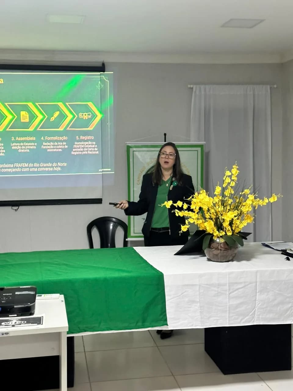 Irmãos reunidos no Templo, em fotografia oficial da Inauguração da Sala “acácia Potiguar”
