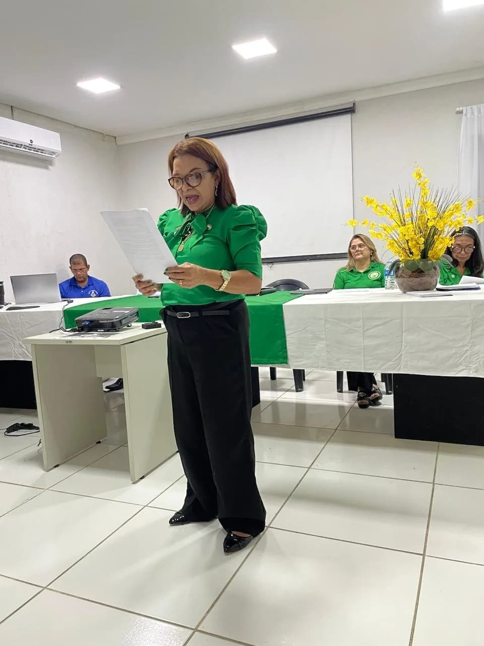 Irmãos reunidos no Templo, em fotografia oficial da Inauguração da Sala “acácia Potiguar”