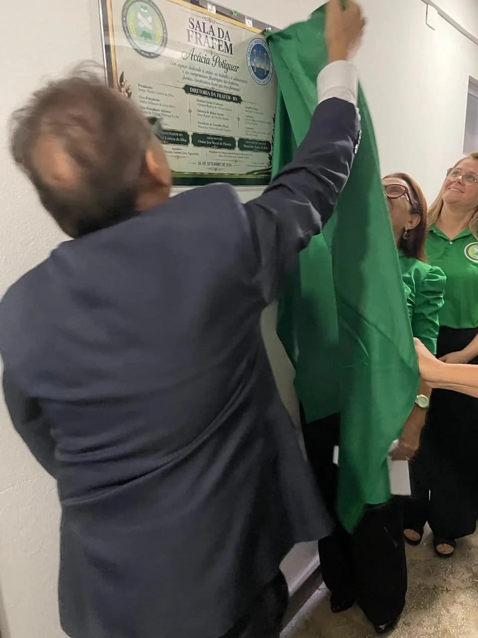 Irmãos reunidos no Templo, em fotografia oficial da Inauguração da Sala “acácia Potiguar”